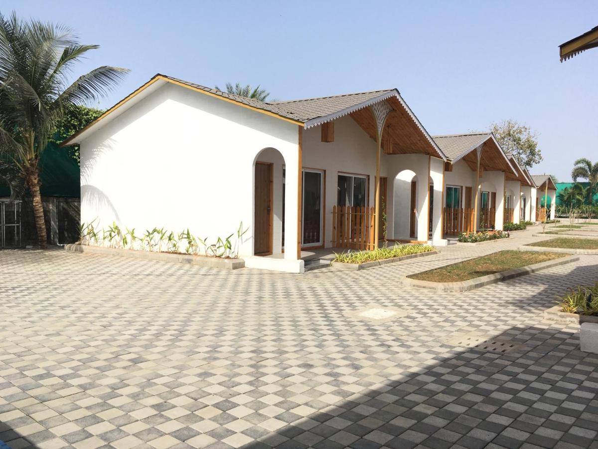 Vits Daman Devka Beach Экстерьер фото
