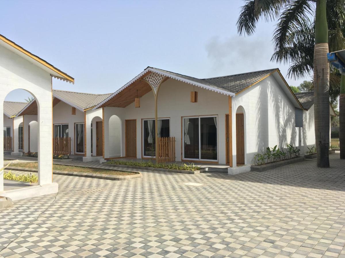 Vits Daman Devka Beach Экстерьер фото